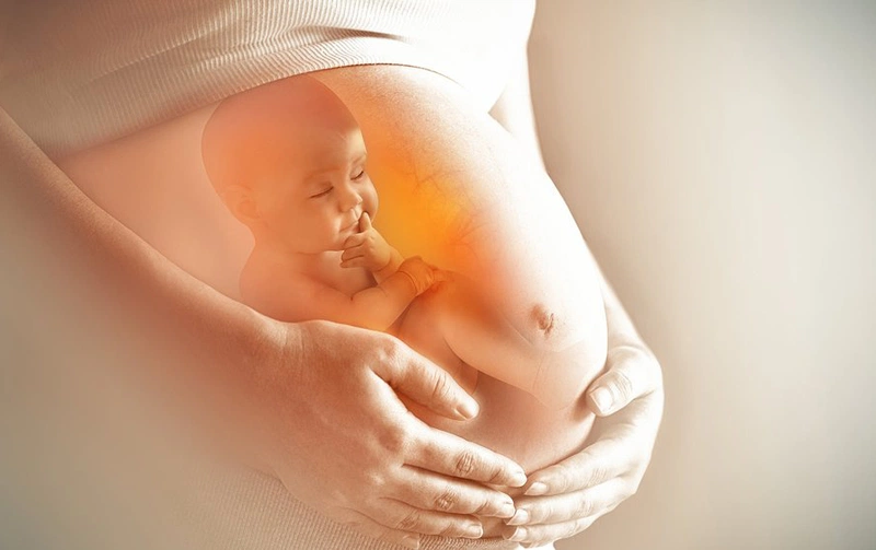 Mang thai là một trong những nguyên nhân gây ra tình trạng mũi to