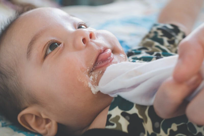 Bù nước cho trẻ bị nôn như thế nào cho đúng?2