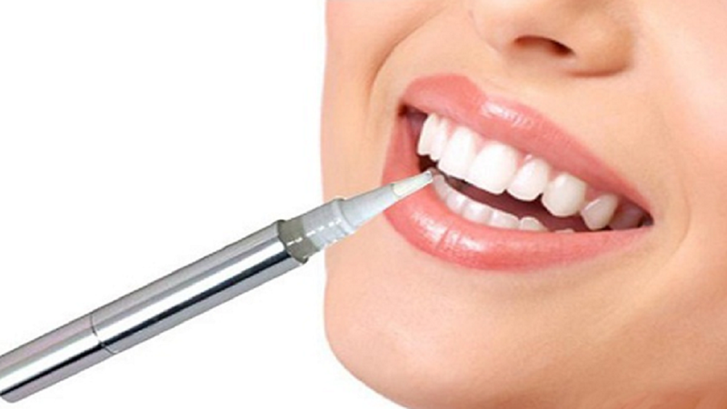 Thiết kế của bút tẩy trắng răng nhỏ gọn và các bước thao tác cũng tương đối đơn giản
