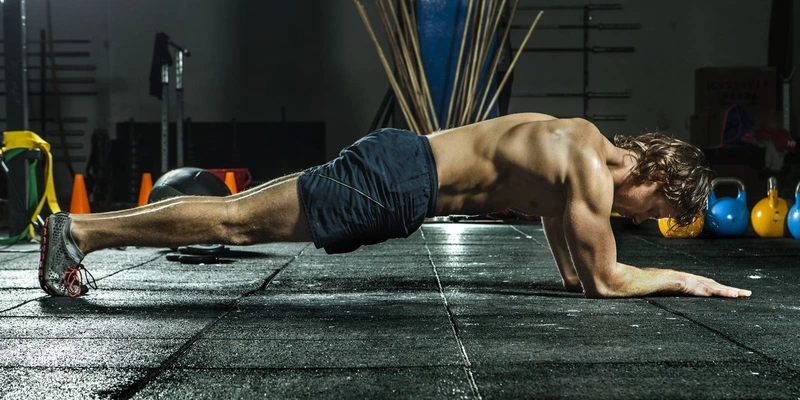 Các bài tập plank giảm mỡ bụng cho nam: Tư thế plank mở rộng