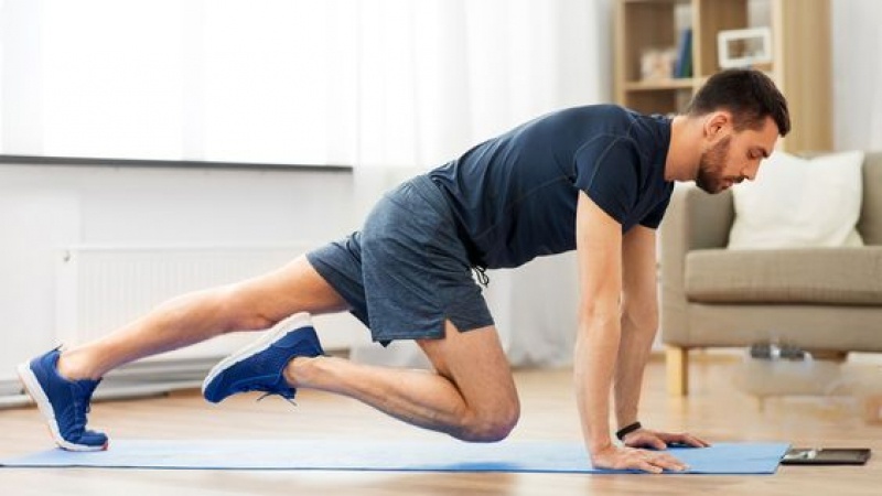 Tư thế plank đá 2 chân