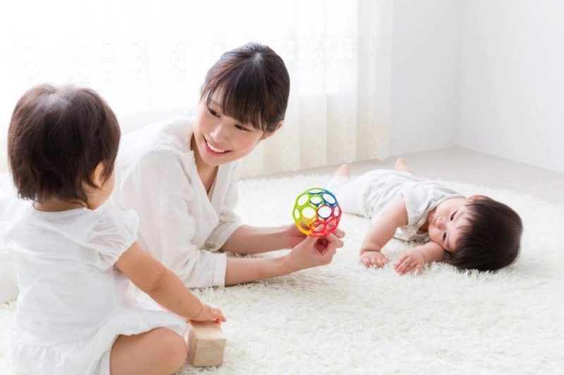 Tập thể dục có tác dụng tích cực đến sự phát triển thể chất và trí não của trẻ từ 0 đến 6 tháng tuổi