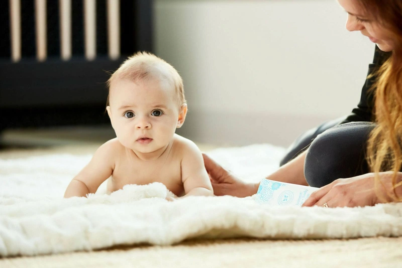 Tập thể dục theo tư thế máy bay không chỉ giúp bé vui vẻ bên mẹ mà còn giúp phát triển phần cơ lưng chắc khỏe