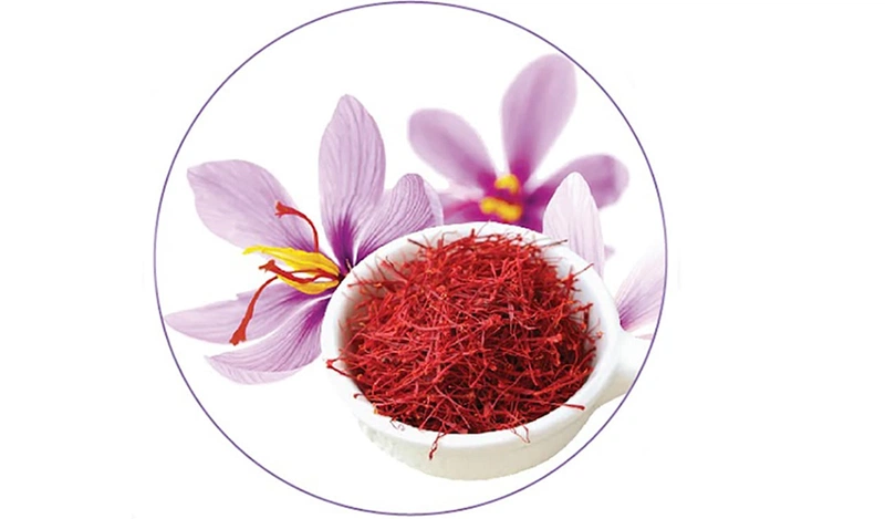 Nhụy hoa nghệ tây kết hợp với nước hoa hồng