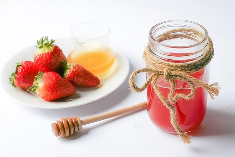 Kết hợp mật ong và dâu tây  là một trong những phương pháp giúp loại bỏ mụn trứng cá hiệu quả nhất