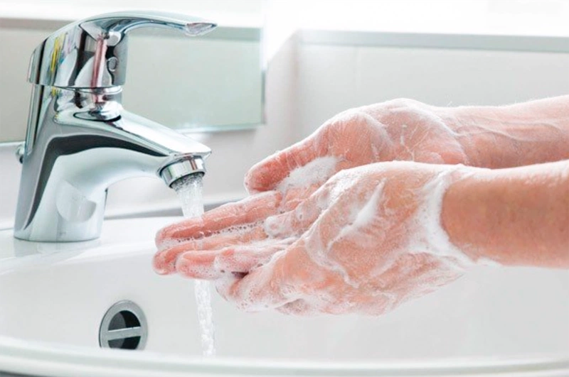 Rửa tay sạch trước khi vệ sinh mắt bằng nước muối sinh lý cho bé