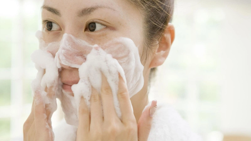 Các loại sữa rửa mặt làm trắng da không tì vết 2