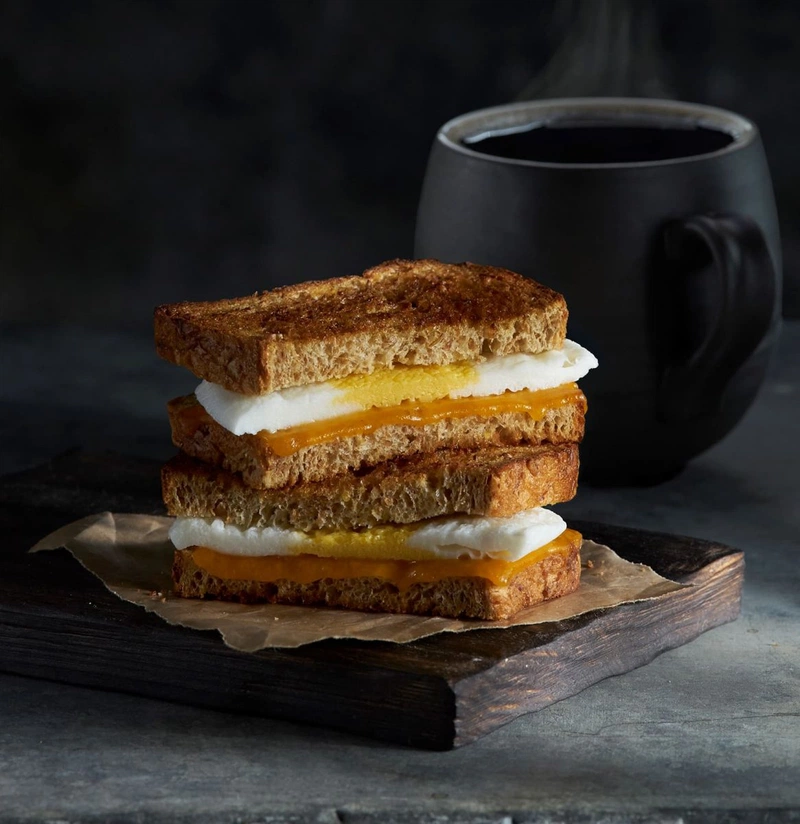 Có thể dùng trà xanh thay cà phê nếu bạn là một tín đồ "sandwich"