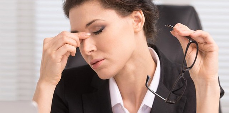 Các phương pháp chăm sóc người bị khô rát mắt sau mổ lasik1