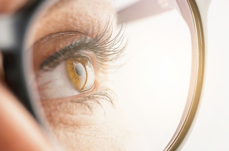 Các phương pháp chăm sóc người bị khô rát mắt sau mổ lasik2