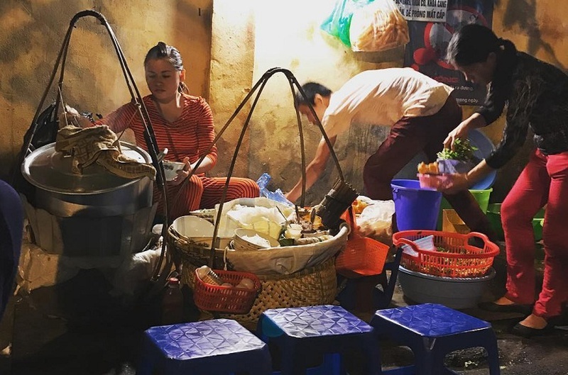 Một trong những nguyên nhân dẫn đến ngộ độc thực phẩm là do ăn uống hàng quán không đảm bảo vệ sinh