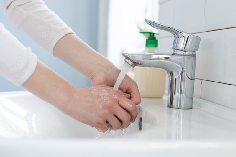 Rửa tay trước và sau khi ăn là biện pháp chống ngộ độc thực phẩm vào mùa nắng nóng này cực kỳ hiệu quả