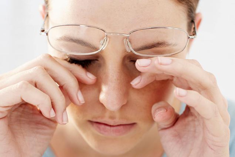 Tìm hiểu các triệu chứng của bệnh khô mắt thường gặp 3