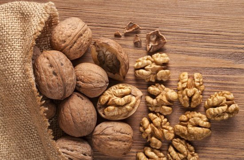 Tránh sử dụng hạt óc chó vào ban đêm để hạn chế khó tiêu