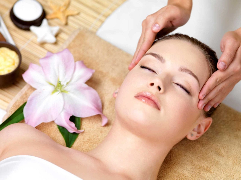 Bấm huyệt làm đẹp giúp da trở nên bóng đẹp, mịn màng