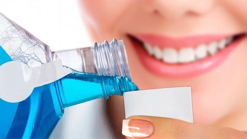 Sử dụng nước súc miệng chuyên dụng là cách bảo vệ răng sau khi lấy cao răng