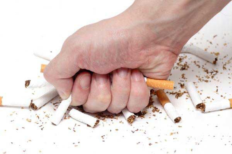 Tránh để son môi dính vào răng sau khi lấy cao răng
