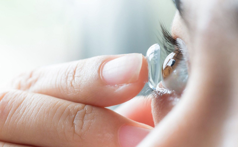 Cách chăm sóc mắt khi đeo kính áp tròng 3