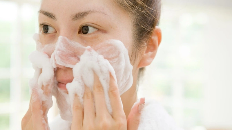 Cách chọn sữa rửa mặt trị mụn cám phù hợp với da bạn 1