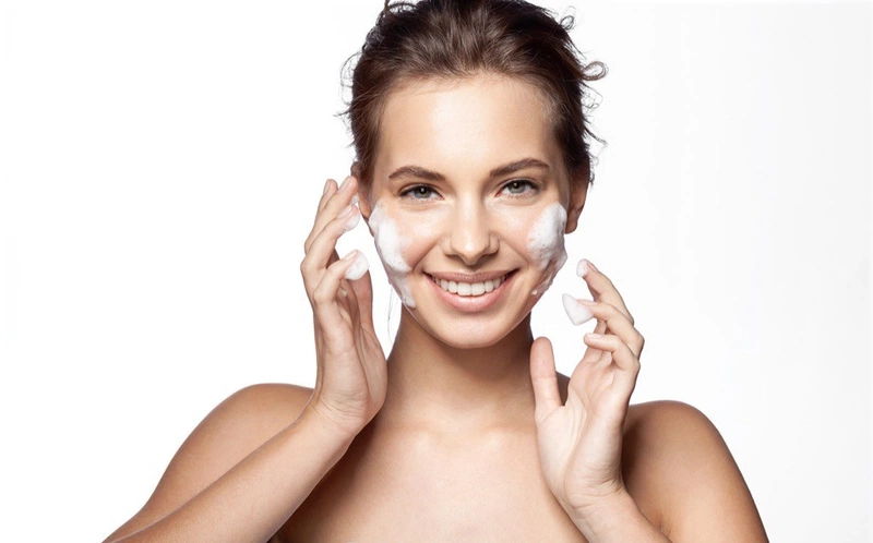 Cách chọn sữa rửa mặt trị mụn cám phù hợp với da bạn 2