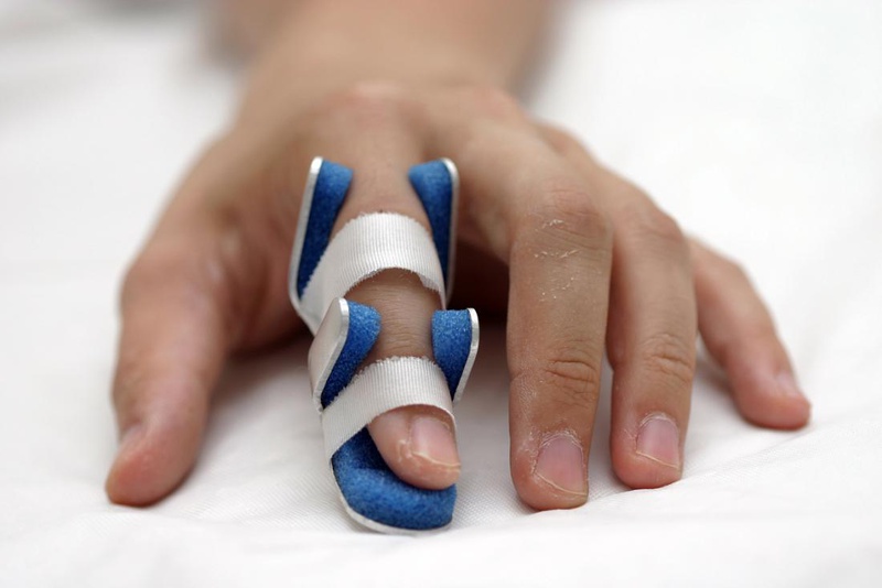 Cố định ngón tay bị tổn thương giúp giảm đau và ngăn ngừa các chấn thương thêm