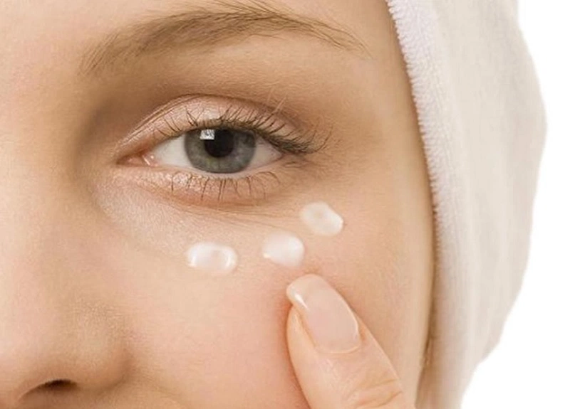 Sử dungh kem làm đầy hốc mắt là một trong những cách chữa hoác mắt sâu tại nhà hiệu quả