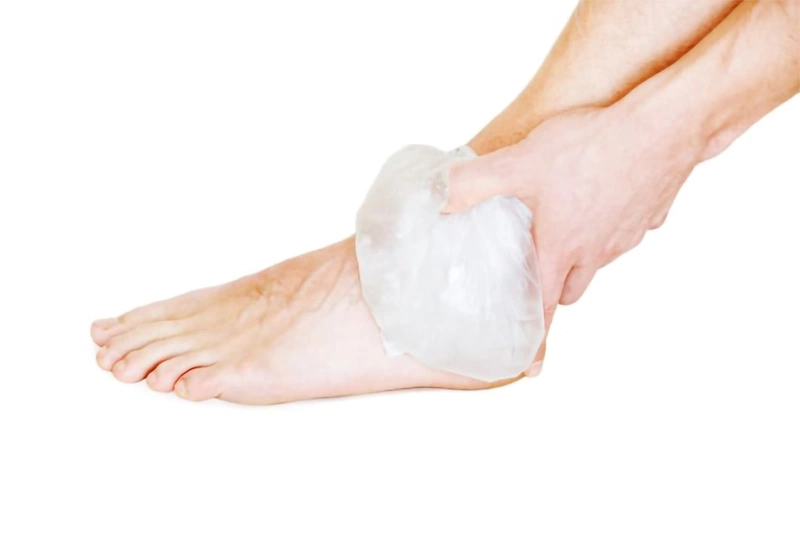 Cha mẹ nên chườm đá được bọc trong khăn mềm lên vùng mắt cá chân của trẻ bị bong gân