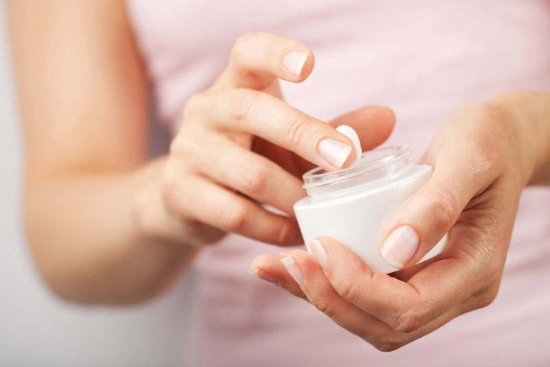 Sử dụng một số loại kem chứa chất Calamine hoặc kem Hydrocotisone để giúp giảm cảm giác ngứa và kích ứng ở vùng da bị rôm sảy