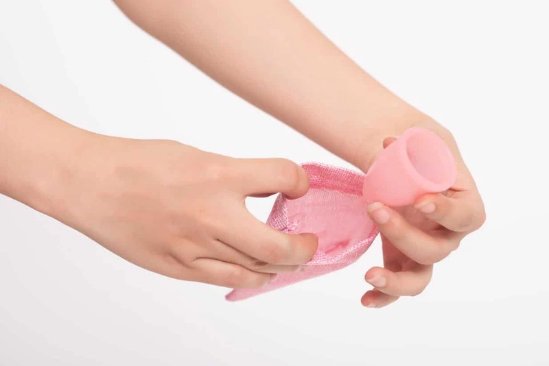 Cách dùng cốc nguyệt san khi nằm ngủ để có một đêm trọn giấc2