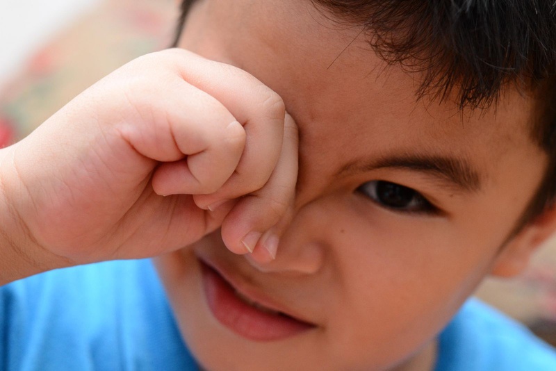 Trẻ hay bị chói mắt và sợ ánh sáng chói là triệu chứng của bệnh cận thị