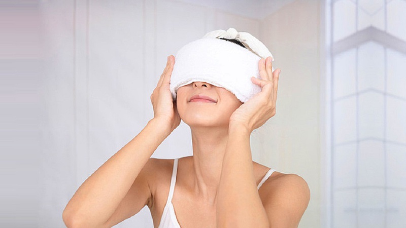 Sử dụng miếng lạnh hoặc ấm đặt lên mắt trong vài phút để giảm đau và đau nhức mắt