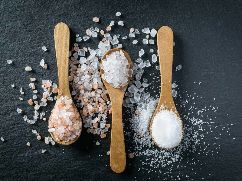 Cách gội đầu lâu bết bằng muối 