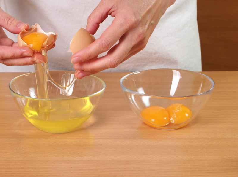Cách làm bánh bông lan bằng bột mì thơm ngon, mềm mịn 3
