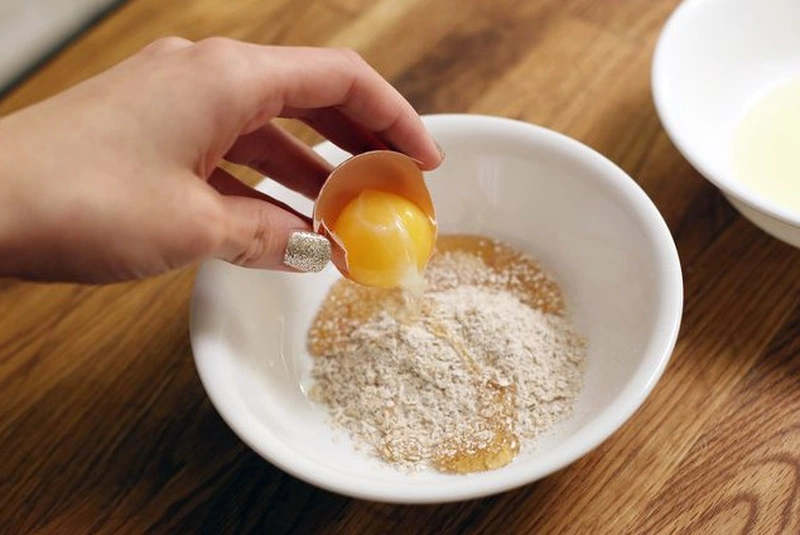 Trộn lòng đỏ trứng và bột gạo lứt