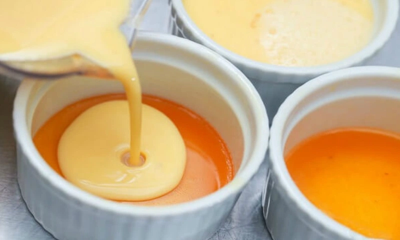Chuẩn bị hấp bánh flan cho bé