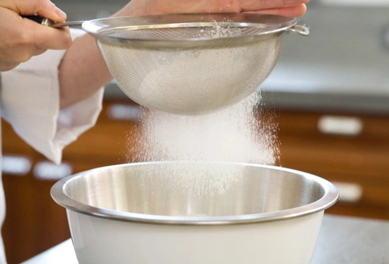 Rây bột và cho vào khuôn