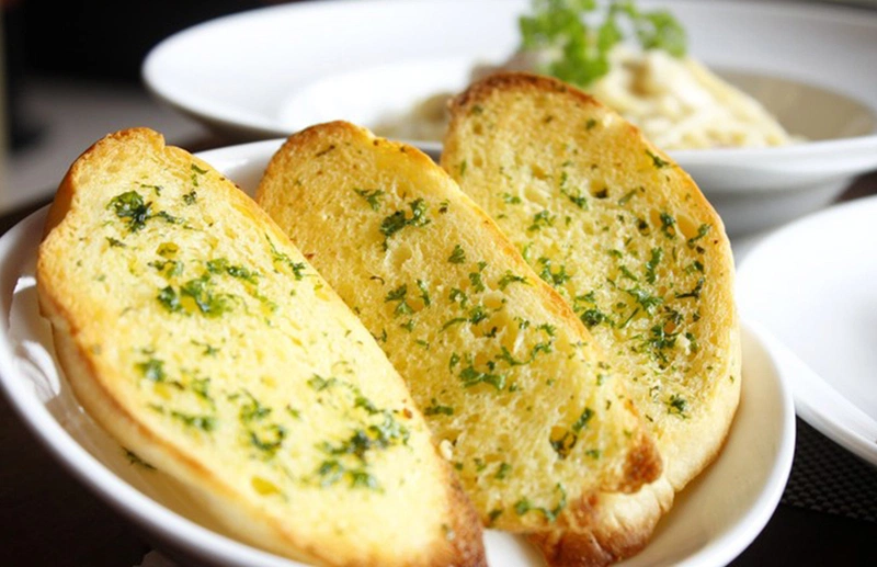 Cách làm bánh mì bơ tỏi và ăn thế nào tốt cho sức khỏe? 1