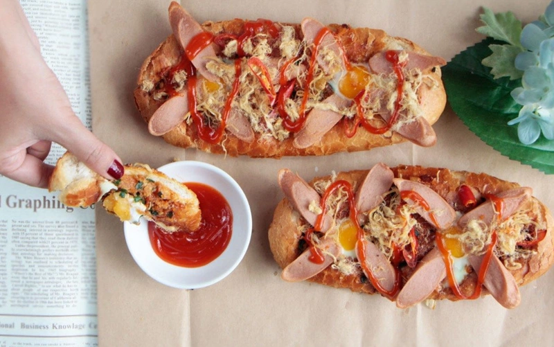 Một số lưu ý khi làm bánh mì nướng muối ớt Cách chọn bánh mì ngon  Nên mua những ổ bánh vàng giòn bên ngoài còn phần ruột bên trong mềm trắng, thơm nhẹ. Nếu thấy bánh mềm ỉu, ruột bị xỉn màu hoặc có dấu hiệu nổi nấm mốc thì tuyệt đối không được mua.  Cách chọn mua chà bông ngon, chất lượng  Chà bông có thể bị làm giả bằng thịt ôi thiu với bã sắn dây và chứa nhiều chất độc hại khác, vì vậy bạn cần lựa chọn thật kỹ trước khi mua. Một số mẹo chọn chà bông ngon bạn nên áp dụng như sau:  Chà bộ ngon sẽ có màu vàng nhạt, thơm mùi của thịt rang chín rất dễ chịu.  Nên mua sản phẩm có sợi nhỏ, không dính, tơi xốp như bông.  Không mua chà bông màu vàng đậm, vị lợ lợ, không thơm, không có độ tơi xốp vì khả năng đây là chà bông giả rất cao.4