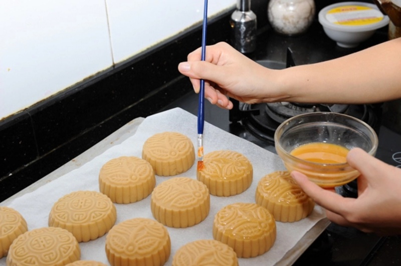 Bạn có thể áp dụng cách làm bánh trung thu nhân đậu xanh cho bánh nướng 