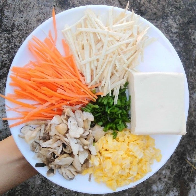 Cách làm chả giò chay đậu xanh thơm ngon vàng giòn đơn giản 2