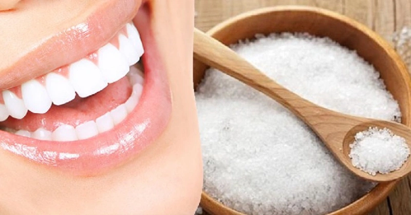 Cách làm cho răng chắc khỏe: súc miệng bằng nước muối