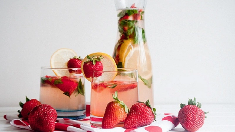 cách làm detox dâu tây