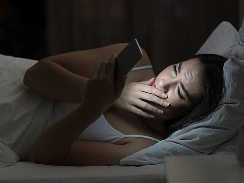 hạn chế dùng các thiết bị điện tử là cách làm giảm đau đầu nhức mắt hiệu quả