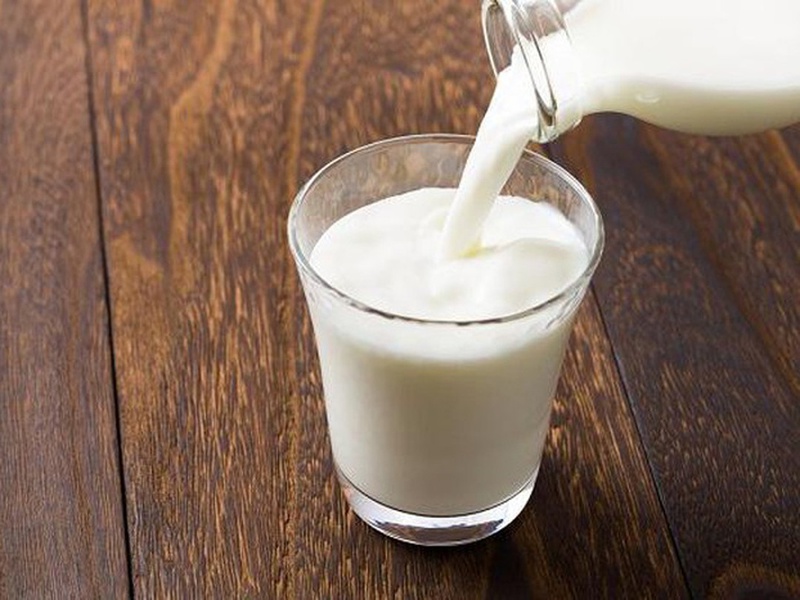sữa tươi cũng giúp làm mờ quầng thâm mắt