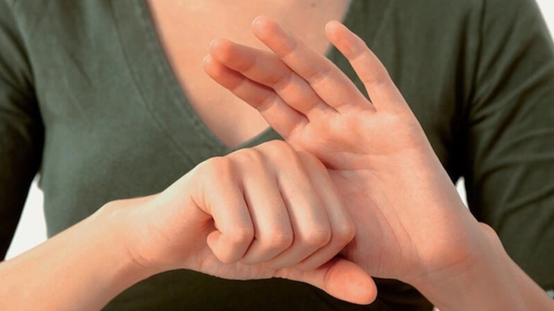 Bài tập vuốt ngón tay là một trong những cách làm ngón tay thon dài