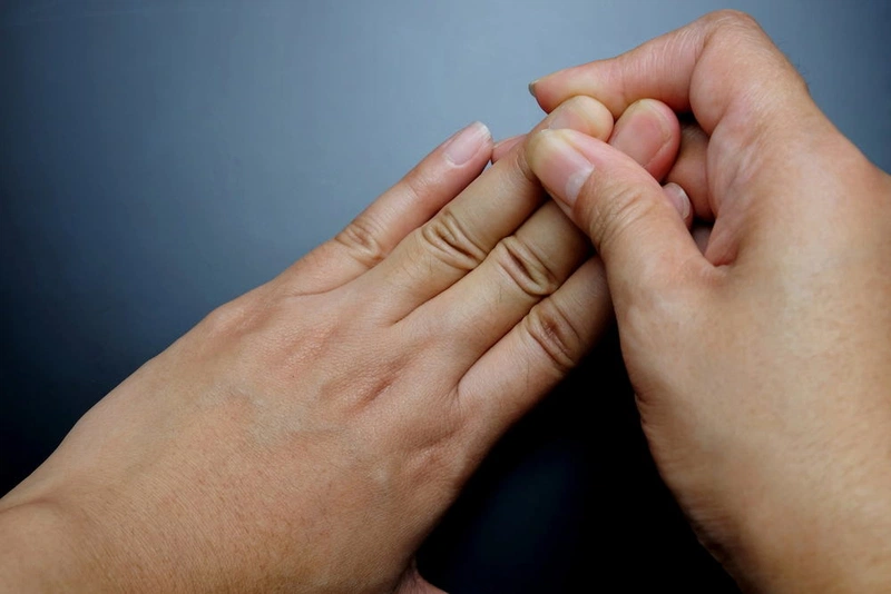 Bài tập chuyển động các ngón tay là một trong những cách làm ngón tay thon dài