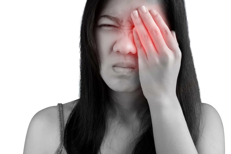 cách lấy dị vật trong mắt 1
