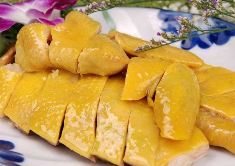 Cách luộc gà ngon không thâm hay nứt vàng ruộm hấp dẫn 2