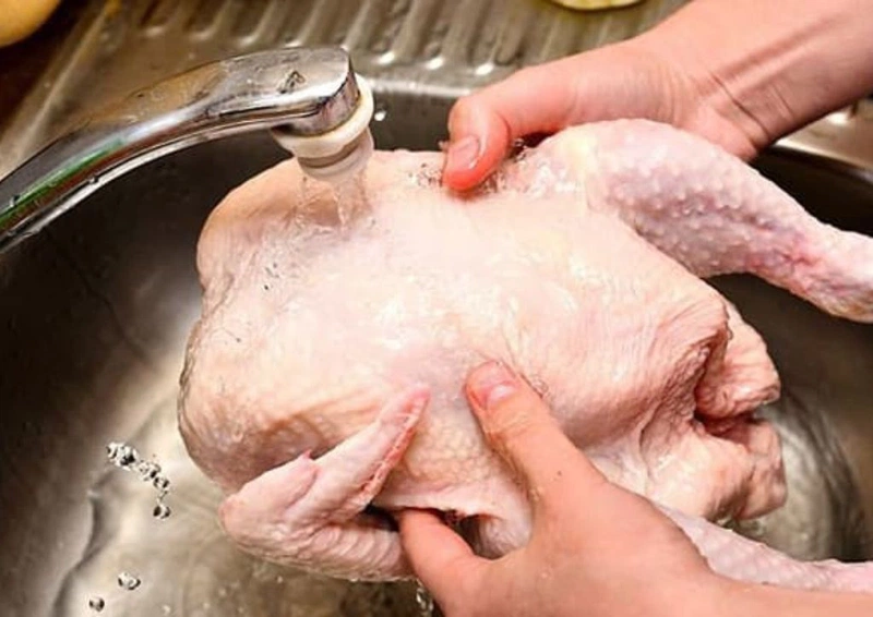 Cách luộc gà ngon không thâm hay nứt vàng ruộm hấp dẫn 3