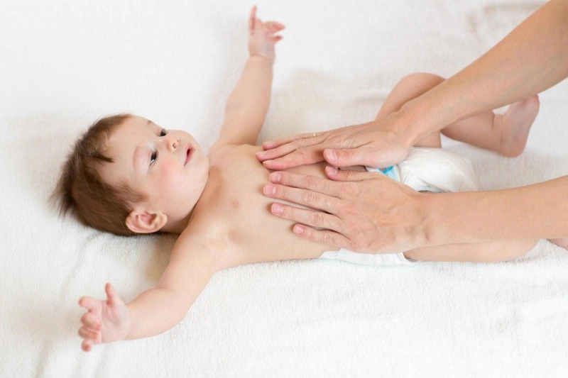 Cách massage trị táo bón cho trẻ sơ sinh hiệu quả-1